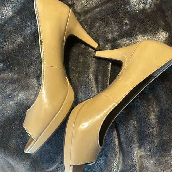 Bandolino B Flexible Peep Toe Heels - Picture 6 of 9